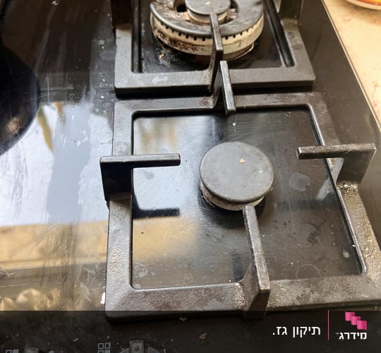 כיריים גז עם כפתורי שליטה ומבערים